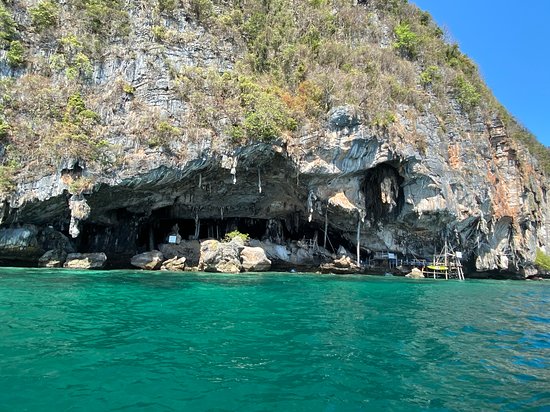 Private location de yacht to Viking Cave (Bird nests cave / Tham Phaya Nak), Phuket Thailand
